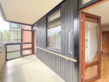 Olohuoneesta ja makuuhuoneesta on ovet parvekkeelle.