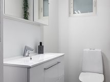 Alakerran wc, kodinhoitohuoneen yhteydessä