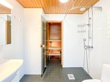 Kylpyhuone on hyvänkokoinen ja kaiken kruunaa oma sauna!
