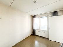 Makuuhuoneen ikkunaseinä. Tännekin tulevat uudet lattiapinnat ja seinä