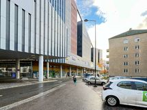 Kauppakeskus Dixiin ja juna-asemalle on kävelymatka.