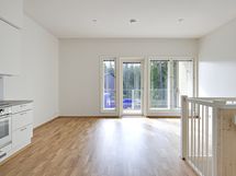 Yläkerran keittiö, olohuonealue ja parveke