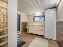 Alakerran kodinhoitohuone, mistä pääsee myös ulos