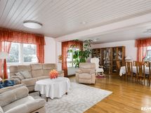 Olohuoneessa on tilaa sekä sohvaryhmälle että myös ruokailuryhmälle