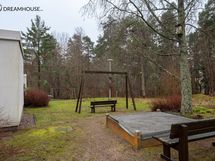 Yhtiön piha-aluetta