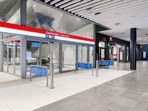 Espoonlahden metroasema Lippulaivan sisällä, bussiyhteydet ovat vierestä myös mainiot