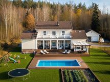 Virtuaalisesti muokattu takapihan kuva