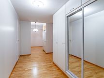 Tässä asunnossa on runsaasti säilytystilaa.