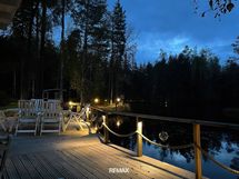 Saunarakannuksen terassi iltavalaistuksessa