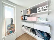 Huoneen yhteydessä on ikkunallinen vaatehuone.
