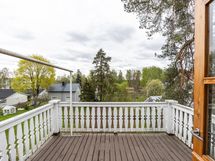 Kuistin päällä oleva parveke