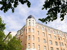 Kaunis jugendtalo, myytävän huoneiston erkkeri ylimmässä kerroksessa