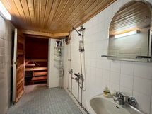 Kellarin kylpyhuone ja sauna