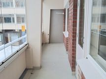 Lasitettu n. 7 metriä leveä parveke.