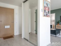 Eteisessä vaatesäilytykseen on peililiukuovikomerot.