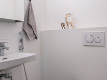 Asunnon toinen, erillinen WC on remontoitu vuosien 2024-25 LVIS-saneerauksen yhteydessä.