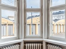 Ruokatila/makuuhuoneen erkkeri-ikkunat