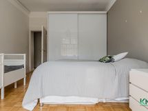 Makuuhuoneessa laadukas Tank-liukuovikaapisto.