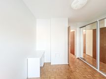 Makuuhuoneessakin on mukavasti liukuovi kaapistoa