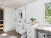 Kylpyhuoneessa on tilaa myös kodinhoidolle