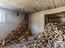 Varasto kellarikerroksessa