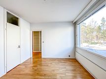 Makuuhuone on tilava sen yhteydessä kunnon vaatehuone.