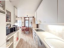 Keittiön vieressä on tilaa isollekin ruokapöydälle.