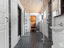 Remontoitu saunaosasto ja kylpyhuone