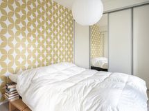 Suurempi makuuhuoneista on varustettu laadukkain Elfa-liukuovikomeroin.