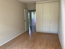 hautausmaan puoleinen makuuhuone