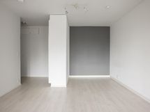 Olohuone - Makuualkovi oik,  vas. käynti eteiseen ja kylpyhuoneeseen