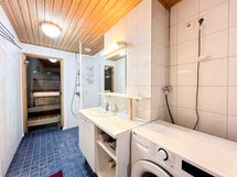 Kylpyhuoneeseen mahtuu pesutorni.