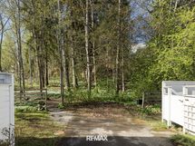 Taloyhtiö rajoittuu metsään