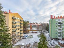 Makuuhuoneesta ja keittiöstä on näkymät rauhallisen sisäpihan suuntaan.