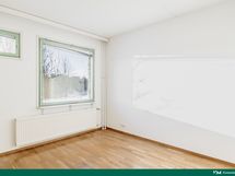 Makuuhuoneessa tilaa parisänkylle