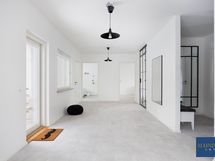 Aulasta on käynti yläkerran makuuhuoneisiin.