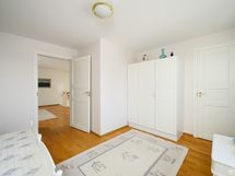 Yläkerran makuuhuone (mh2)