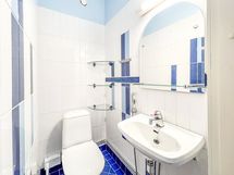 Asunnossa on erillinen wc.