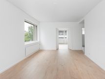 Olohuone parvekkeelta päin päämakuuhuoneen ja erillisen keittiön suuntaan.