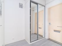 Peilikaapisto eteisessä vaatehuoneen lisäksi