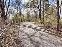 Alueella on upeat ulkoilureitit.