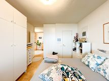 Makuuhuoneen yhteydessä on vaatehuone.