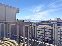 Taloyhtiön kerhohuoneen terassi.