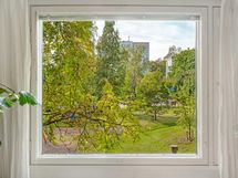 Olohuoneen suuresta ikkunasta aukeaa upean vehreät näkymät