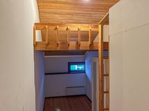 Yläkerran syvennys, jossa parvi. Parvi on 2 x 1,6 m.