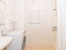 Kylpyhuone on siistissä kunnossa ja hyvin tilava, varustettu pesukoneliitännällä.