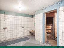 Päärakennuksen pesutilat ja sauna