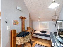 Yläkerran pihanpuolen huonetta