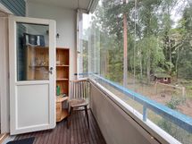 Lasitettu länsiparveke on tilava.