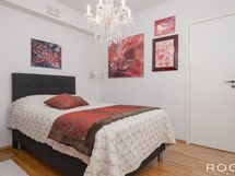 Päämakuuhuone, jonka yhteydessä tilava vaatehuone